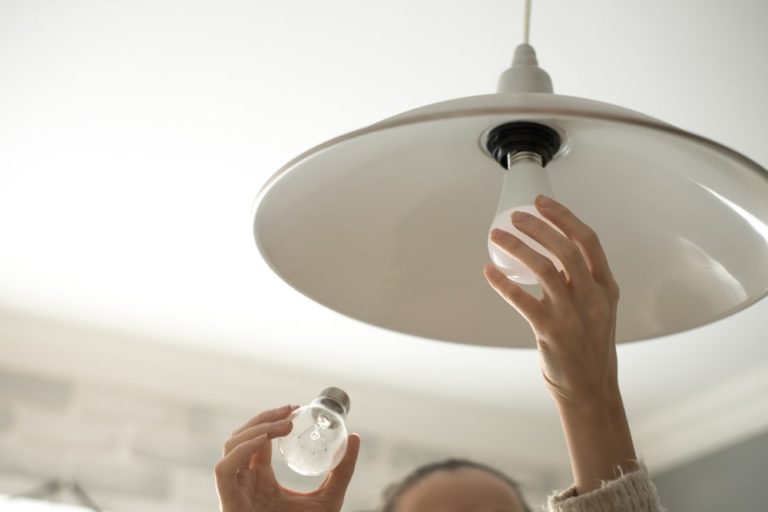 器具やソケットのワット数を超えるLED電球を取り付けることはできますか?